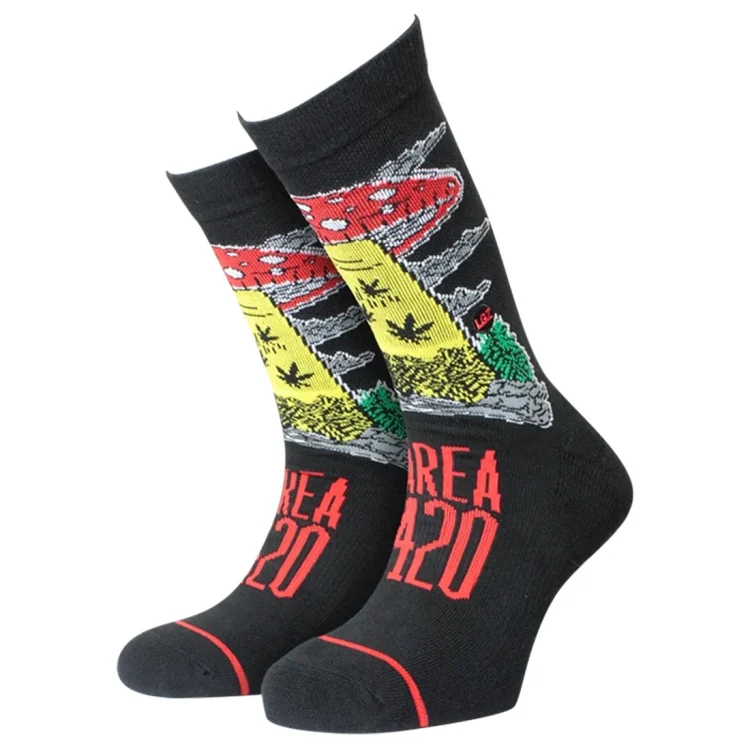 Crew-sokkerne præsenterer sig i en kombination af grå, sort og hvid med en tydelig stribning. Materialet har en blød, strækbar tekstur, hvilket indikerer komfort. Sokkenes ribbede kant sikrer en tæt pasform. Mønstret inkluderer geometriske former, der tilføjer visuel interesse, mens den ensartede farvetone skaber en harmonisk helhed.