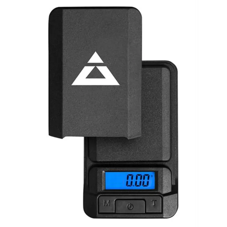 En vægt i slankt design med en rund, flad base i mat sort plast. Den har en glat, oval vægtplade i rustfrit stål, der skinner let. Displayet er digitalt med klare, sorte tal på en lys baggrund. Knapperne er minimalistiske og placeret på forsiden, hvilket giver et enkelt og funktionelt udtryk.