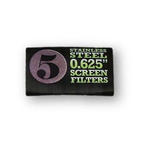 Et enkelt, cylindrisk filter lavet af rustfrit stål præsenterer sig med en glat, poleret overflade, der reflekterer lys. Filteret har en finmasket struktur, der skaber et subtilt mønster. I den øverste del findes en rund åbning, der muliggør tilslutning. Det er placeret på en neutral, ensfarvet baggrund, der fremhæver dets metalfarve og design.