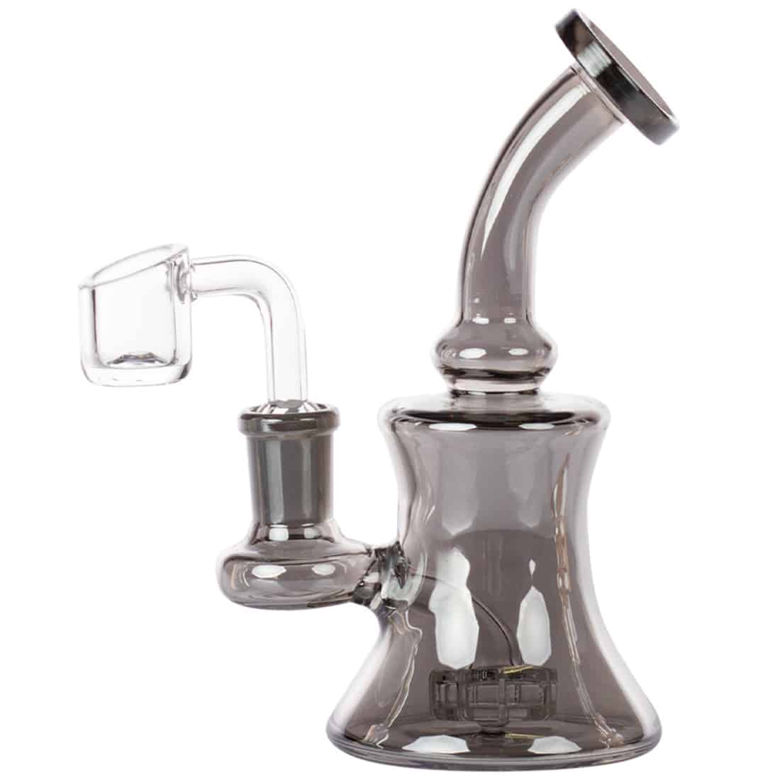 En lys grå vase med en rund, blød form pryder overfladen. Vasen har en glat, blank glasur, der reflekterer lys og skaber en subtil glans. Den er dekoreret med små bobleformede udskæringer, der tilføjer en strukturel dimension. Vasen står solidt på en flad bund og har en åbning øverst, der er bred nok til at rumme blomster.