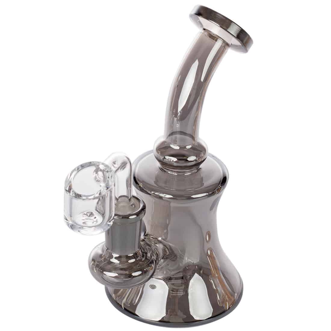 En grå, kugleformet vase med en diameter på 15 cm præsenterer sig med en blød, mat overflade, der reflekterer lyset svagt. Vasen har et let bølget mønster, der skaber dybde og tekstur. Den er designet med en bred åbning, der let kan rumme blomster. Bunden er flad og stabil, hvilket sikrer en god balance.