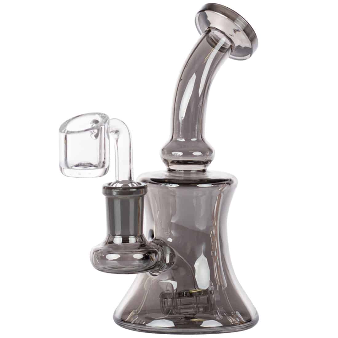 En lys grå, rund vase med en diameter på 15 cm præsenterer sig med en glat, skinnende overflade. Vasen har en struktureret, boblet tekstur, der skaber en interessant visuel dybde. Den står på en flad, hvid overflade og reflekterer lyset let, hvilket fremhæver de bløde kurver og former i designet.