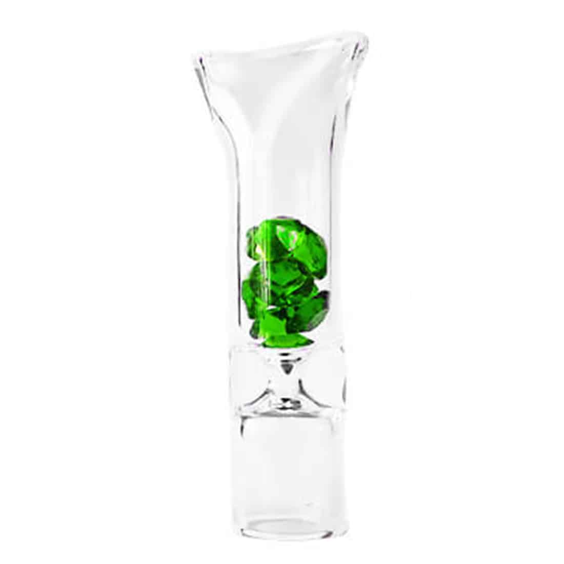 Et tykt glasfiltertip præsenteres med en klar, glat overflade og en grøn nuance. Tippen er dekoreret med små, diamanterlignende elementer, der skaber en glitrende effekt. Formen er cylindrisk med en let buet ende. Det transparente glas gør det muligt at se indholdet, mens de skarpe kanter giver et elegant udtryk.