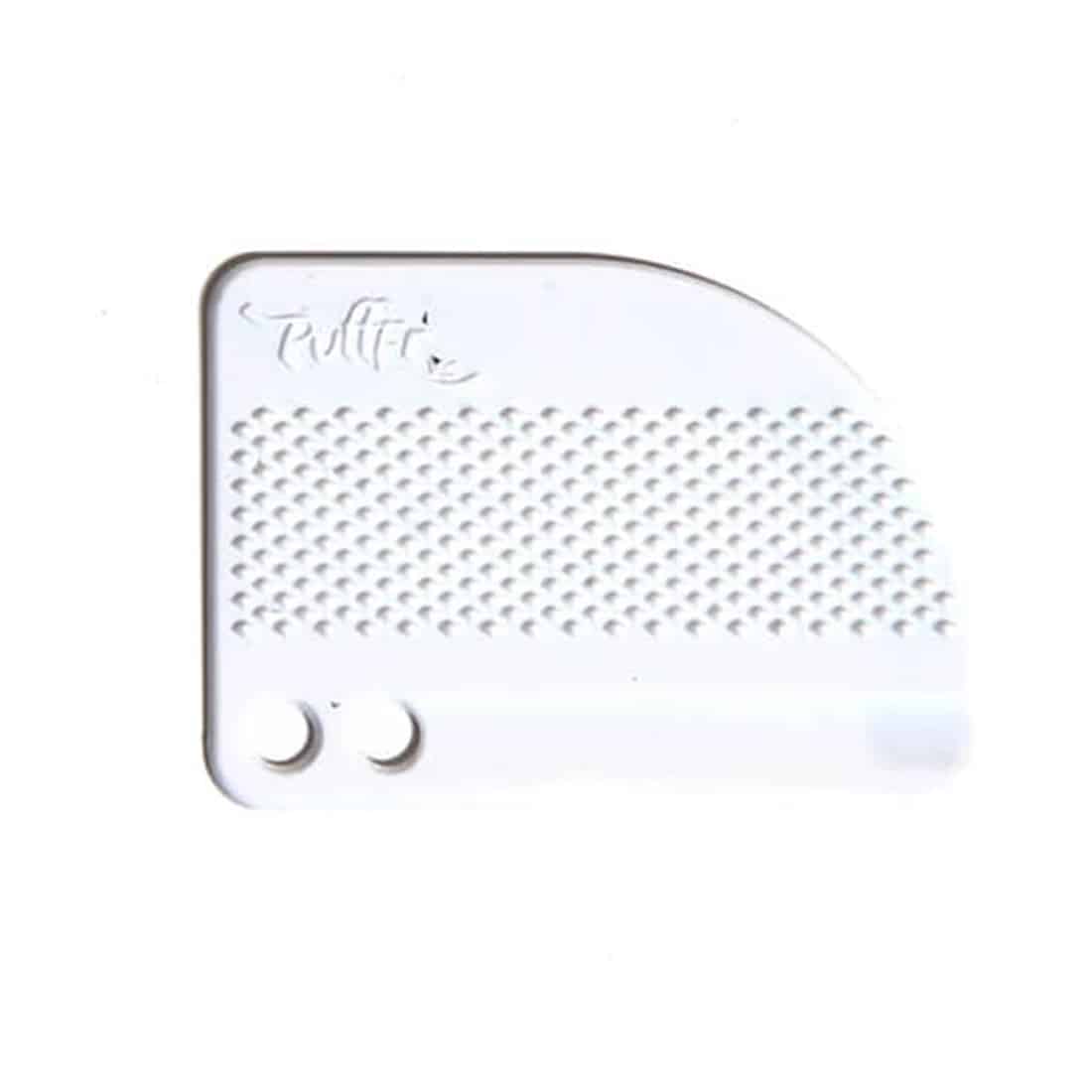 En flad, rektangulær skål i en mørk farve pryder overfladen, der har en glat, skinnende finish. Skålen har en let hævet kant og er dekoreret med små, indgraverede mønstre. Ved siden af ligger et kvadratisk kort, der også er mørkt, med en tekstur, der minder om karton. Begge objekter står på en neutral baggrund.