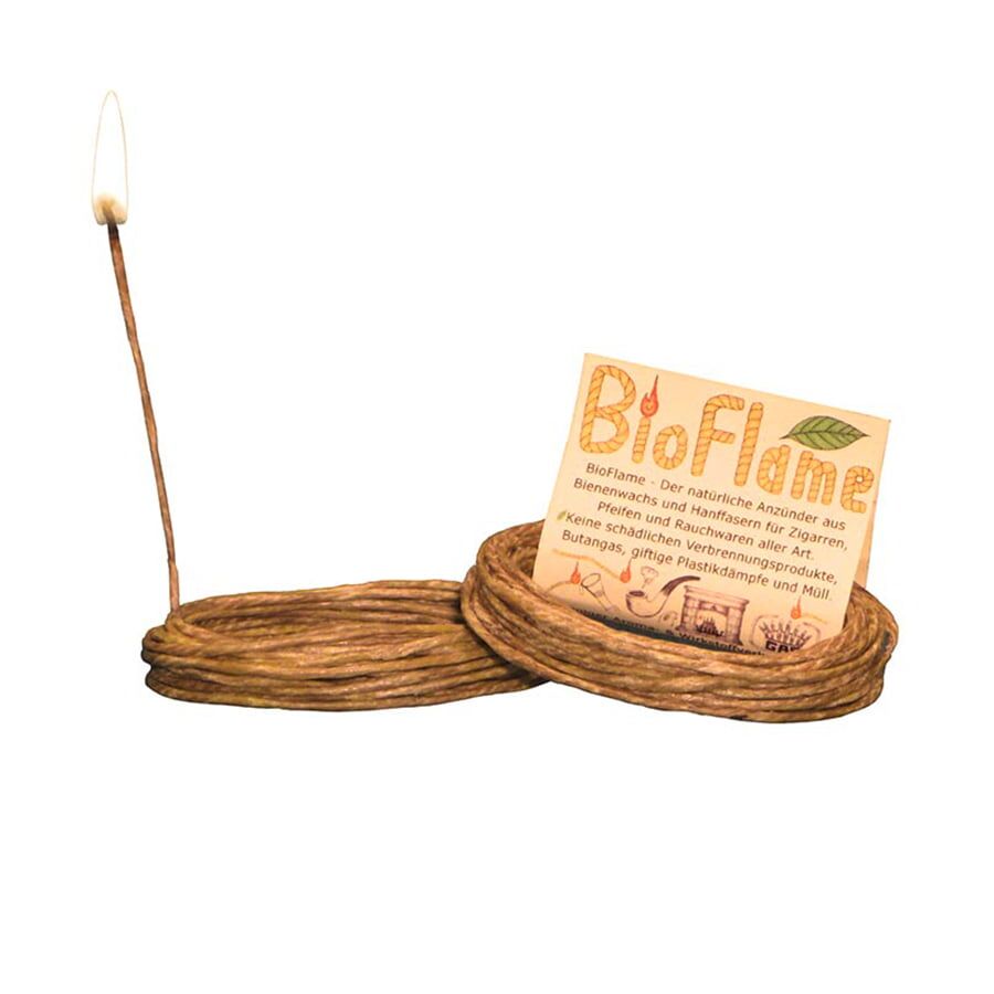 En naturlig bivoks væge i en blød, gylden farve, der har en let voksagtig glans. Vægens overflade er glat med en let tekstur, hvilket indikerer en organisk oprindelse. Den er snoet i en spiralform, hvilket giver en robust struktur. Kanten er skarp og veldefineret, mens den samlede længde synes at være praktisk til forskellige formål.