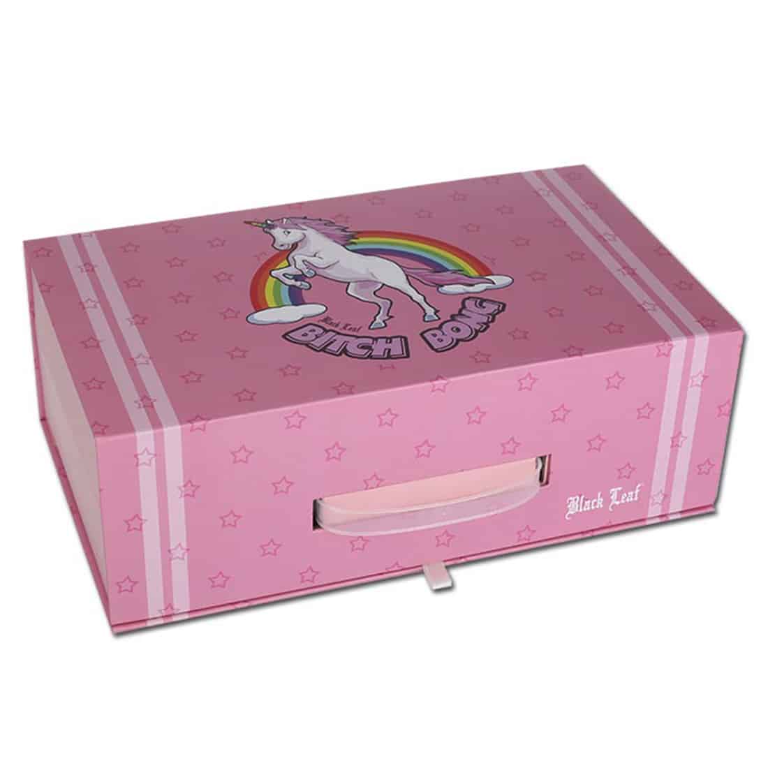 En sort bongsæt med en elegant, glat overflade præsenterer sig med en høj, slank form og en rund base. Det er dekoreret med blade og har en gennemsigtig vandkammer, som giver synlighed til indholdet. Sættet inkluderer en skål, der er placeret i toppen, og en slange, der strækker sig fra kammeret. Kanten er let buet, hvilket tilføjer et blødt udtryk.