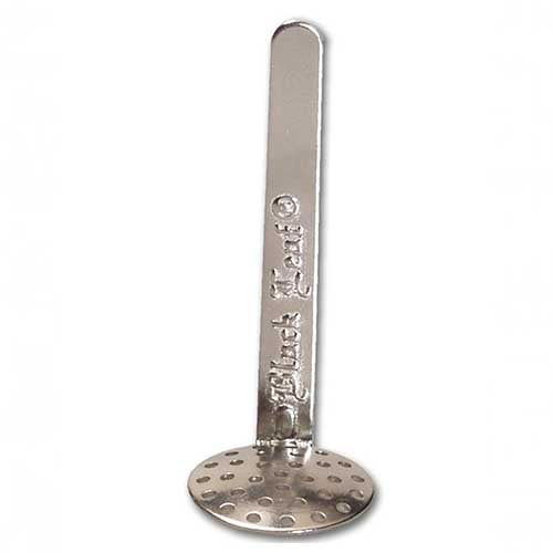 En sort skeflade med bløde, afrundede kanter præsenterer sig i fokus. Skeen har en glat, mat overflade, der skaber en elegant kontrast til eventuel lysrefleksion. Den er udformet som et blad, hvilket giver et organisk udtryk. Målene er præcise, med en tykkelse på 18 mm, der tilføjer en robust fornemmelse.