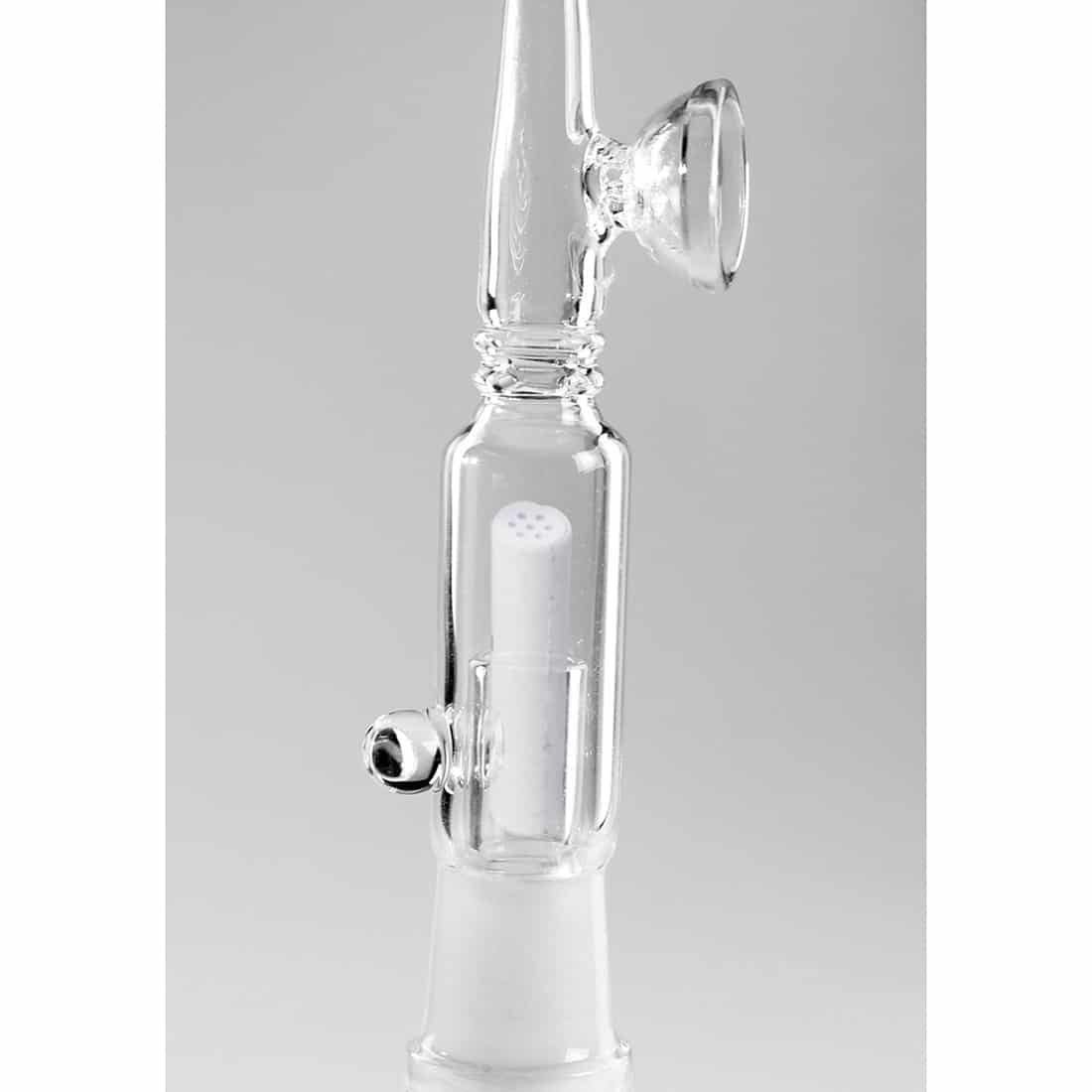 En sort, glat pibe med en let buet form og en høj hals. Piben har en indbygget filteradapter og en bred åbning for sikkerhed. Overfladen er glansfuld og reflekterer lys, mens den nederste del prydes af subtile mønstre. Det samlede design er elegant, med en harmonisk balance mellem funktionalitet og æstetik.