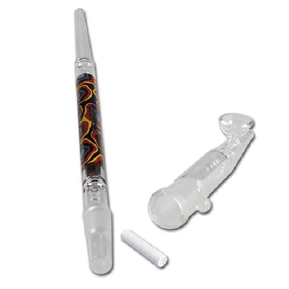 En sort glas pibe med en elegant, glat overflade og en lang, slank form. Den har en krum hals og en bred åbning øverst. En filteradapter er integreret i designet, hvilket skaber en praktisk funktion. Piben står stabilt på en flad overflade, og den sorte farve giver et stilrent udtryk.