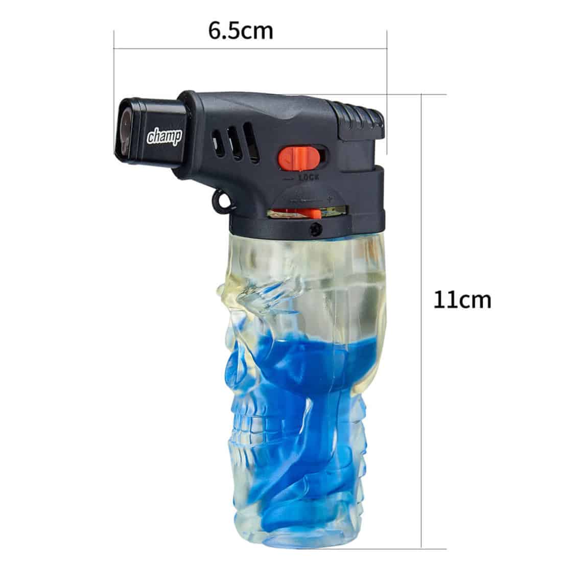 En klar glas kranieformet lampe med en transparent overflade, der reflekterer lys. Kraniets detaljer er tydelige, med skarpe konturer og en glat tekstur. Lampens base er robust og sort, hvilket står i kontrast til det gennemsigtige kranie. Der er en lys kilde indeni, der oplyser kraniet og fremhæver dets form og design.