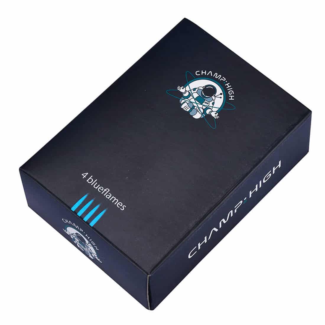 En blå og sort lommelygte med en glat, cylindrisk form. Overfladen er mat med en let struktur, der giver et godt greb. Forenden har en brændstoftank og en flammeudløser, der prydes med et logo. Lyset fra lommelygten skaber en skarp kontrast til den mørke baggrund, hvilket fremhæver dens form og detaljer.