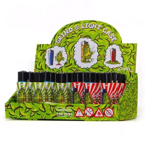 En klar, gennemsigtig lighter med en slank, rektangulær form dominerer billedet. Lighteren har en metalisk sølvfarvet top og en farverig, trykt grafik på kroppen, der viser et blomsterdesign. Ved siden af lighteren ligger en lille, kompakt kværn i sort plast med en glat overflade og skarpe kanter. Begge elementer står på en neutral baggrund.