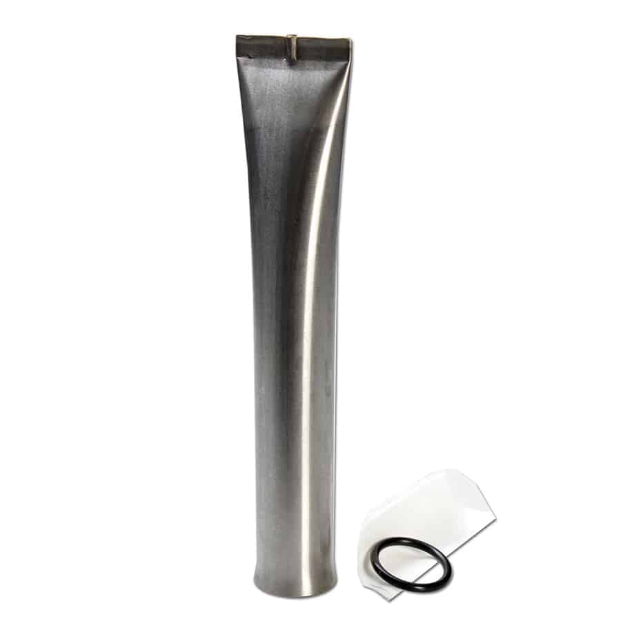 Dexso D-Blaster standard olieekstraktor præsenterer en slank, cylindrisk form i metal med en blank overflade. Den har en sort, skridsikker gummihåndtag, som giver et sikkert greb. Toppen er udstyret med en metalventil og en lille, rund knap. Olieekstraktoren er designet til effektiv udtrækning og har en kapacitet på 40 gram.