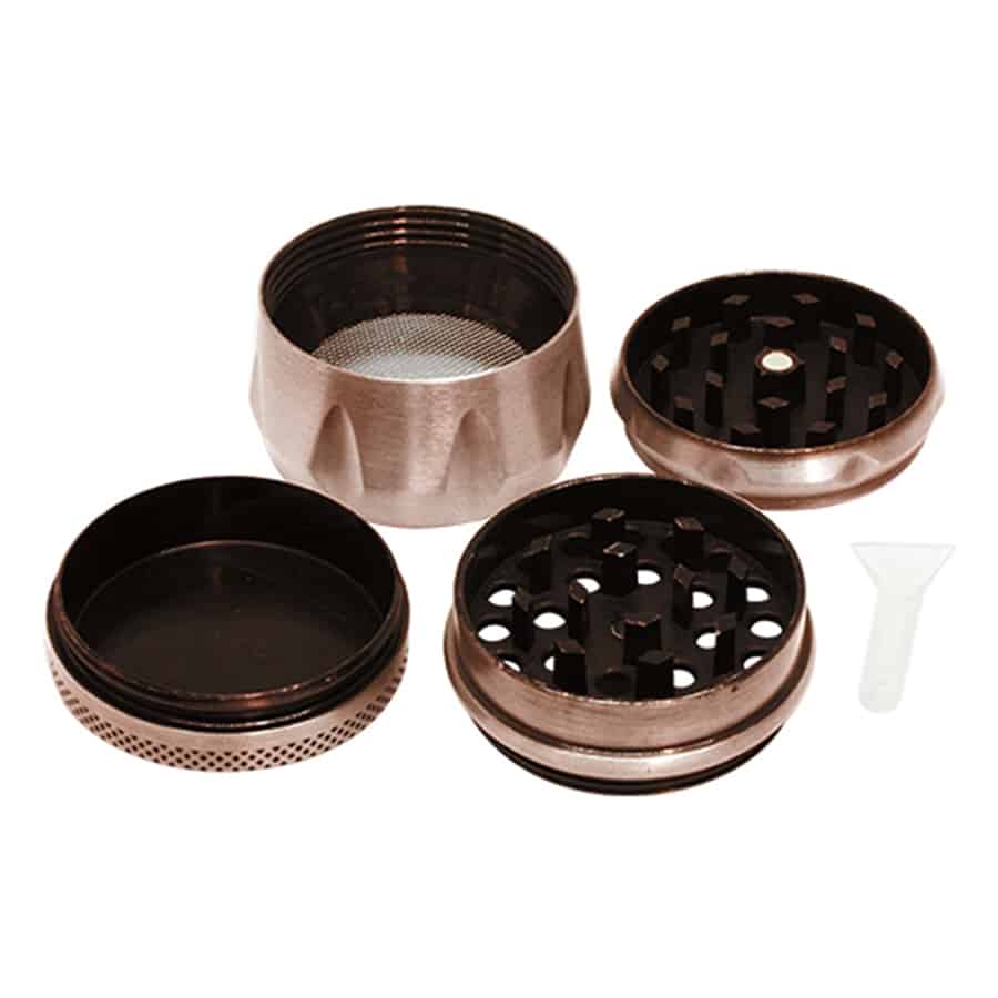 En bronzefarvet krydderikværn med en elegant, indgraveret overflade pryder midten. Den har en cylindrisk form med en skrue-lås mekanisme, der muliggør åbning. Kværnen har en glat, metalisk tekstur, der reflekterer lyset, og en rund bund, der stabiliserer den på flade overflader. Detaljer som små, præcise mønstre tilføjer karakter.