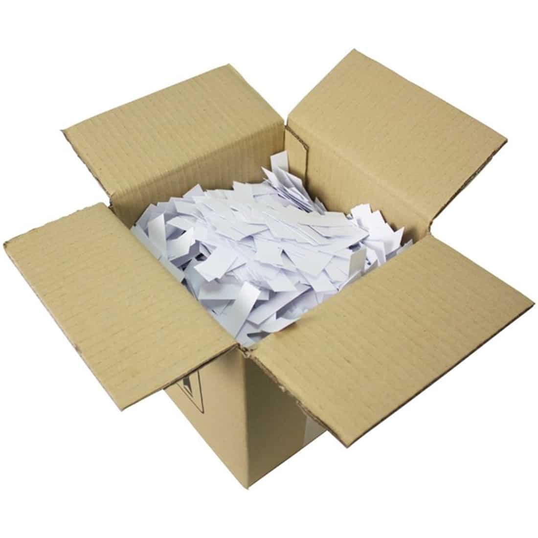 En stor, hvid papkasse fyldt med filtertips pryder overfladen. Kassen har en enkel, rektangulær form og er lukket med en klæbende flap. Teksten på fronten, trykt i sort, angiver produktets type og vægt. Filtertipsene indeni er små, cylindriske og ensartede, fremstår glatte og har en lys, næsten gennemsigtig farve.