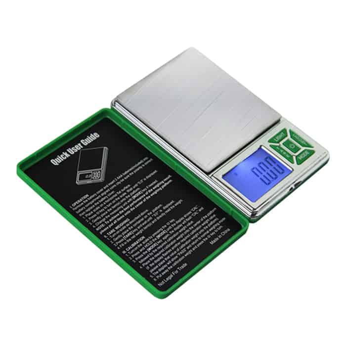 Fuzion VP 100G er en avanceret sportsudstyr med en strømlinet, aerodynamisk form. Overfladen er glat med en mat finish, der prydes af subtile grafiske elementer i nuancer af sort og grå. Udstyret har en letvægtstruktur, og kanterne er præcist afrundede. Det fremhæver en praktisk placering af håndtag, der giver et sikkert greb.