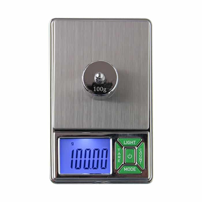 Fuzion VP 100G-toppen præsenterer en glat, sort overflade med en let mat finish, der skaber en elegant æstetik. Toppen har en rektangulær form og er udstyret med en central, cirkulær knap, der har et minimalistisk design. Kanten er afrundet, hvilket giver en blød overgang mellem overfladen og det omgivende rum. Materialet ser holdbart ud.