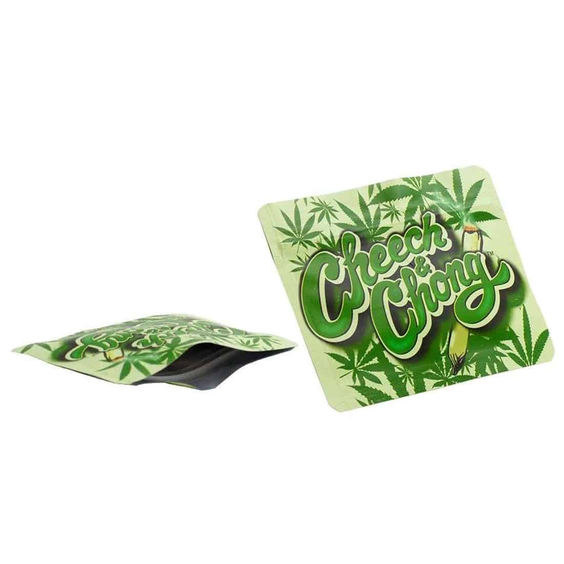 En rullet cigaret med et camouflagemønster pryder overfladen. Farverne i mønsteret spænder fra mørkegrøn til brun og sort, hvilket skaber et militært udseende. Rullen har en glat tekstur og er formet cylindrisk. Enderne er let krøllede, og der er ingen synlige mærker eller tekst. Dimensionerne er 105 x 80 mm.