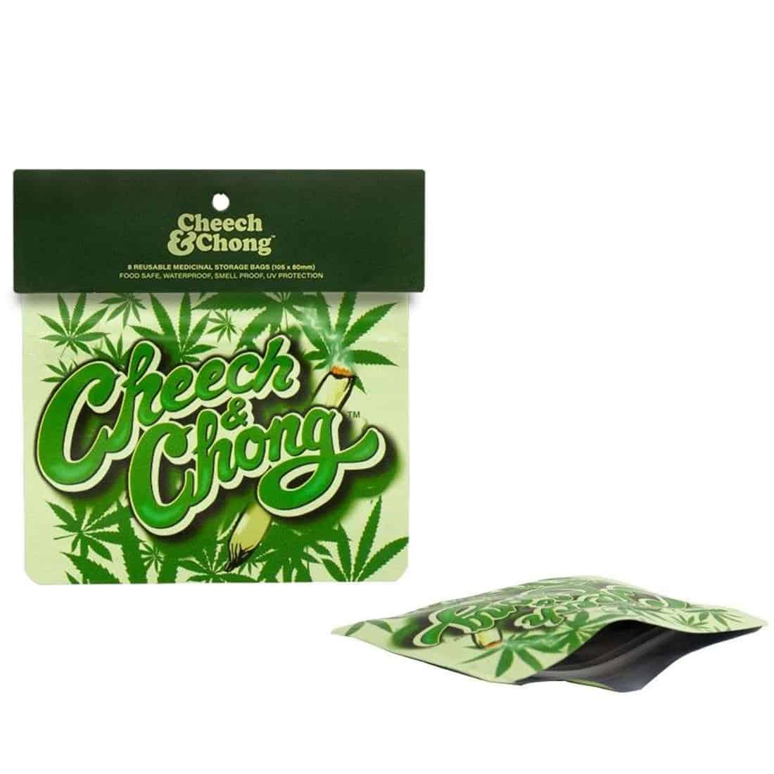 En grøn camouflagemønstret rulle med en rund form, måler 105 x 80 mm. Overfladen er glat med en mat finish, som giver et subtilt, men varieret farvespil i grønne nuancer. Der er en synlig søm langs kanten, der giver struktur. Det centrale logo pryder midten med et farverigt design, som fremhæver produktets tema.