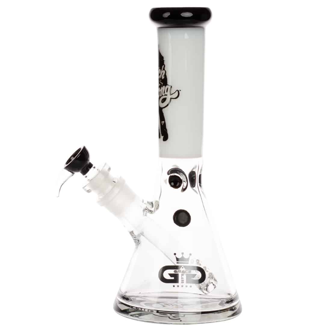 En hvid, beaker-formet bong med en glat overflade pryder midten af beskrivelsen. Den har en rund bund, der giver stabilitet, og en slank hals, der afsluttes med en bred åbning. På siden findes detaljerede, farverige illustrationer af karakterer fra en populær kultur, der står i kontrast til den ensfarvede baggrund. Bongens materiale virker klart og glasagtigt.