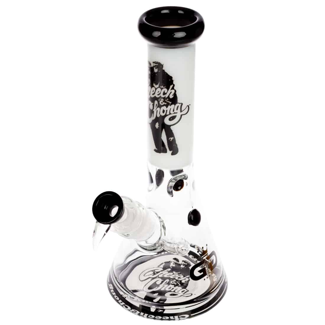 En hvid beaker bong med en glat, høj glasstruktur, der måler 32 cm. Den har en bred bund for stabilitet og en smalere hals, der afsluttes med en afrundet kant. Røret er dekoreret med et farverigt Cheech and Chong-logo. Indvendigt er der en skål til stoffer, der er fastgjort til røret, og der er en perkolator for ekstra filtration.