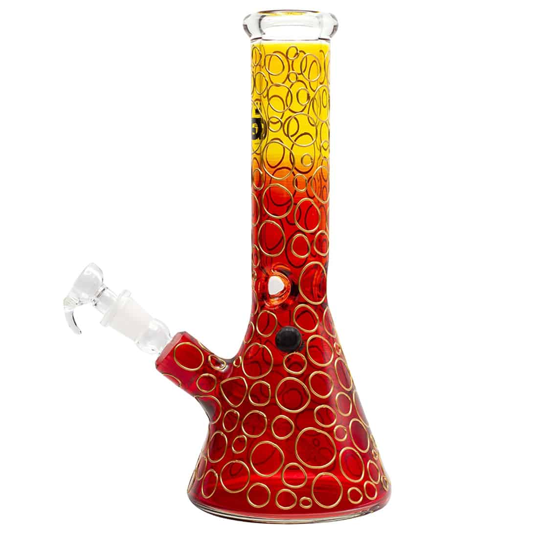 En rød glasbeholder med en høj, slank form pryder overfladen. Beholderen har en glat, skinnende overflade, der reflekterer lys. Den nederste del er bredere og taper opad mod en smal åbning. Mønsteret er enkelt, hvilket fremhæver den klare farve. Materialet ser ud til at være glas, hvilket giver en elegant og moderne fremtoning.