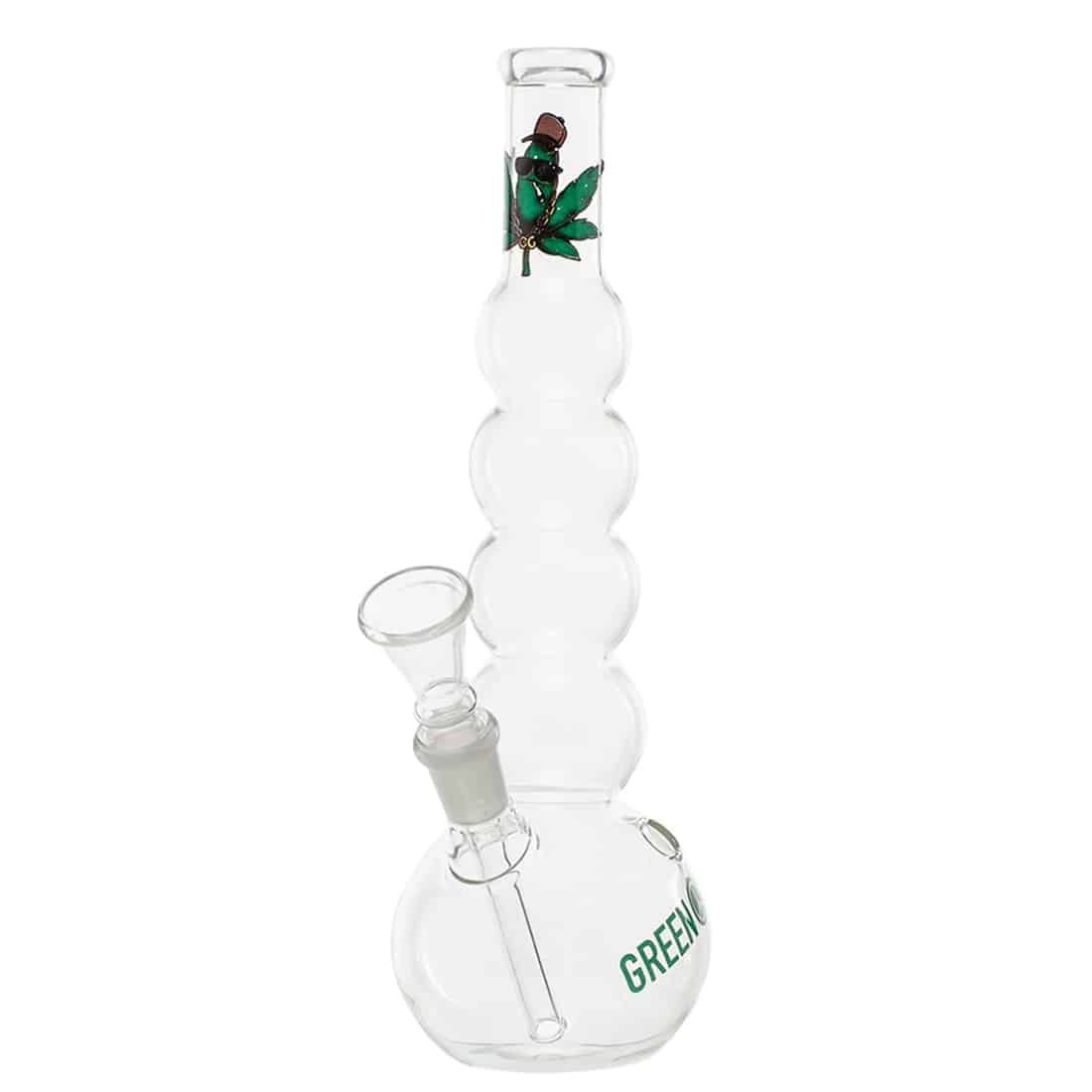 En grøn plastikbong med en højde på 24 cm præsenterer sig med en glat, skinnende overflade. Den har en buet form med en bred base, der smalner mod toppen. En vandbeholder er synlig i bunden, og en slange til inhalation er placeret på siden. Den grønne farve er ensartet, hvilket giver et enkelt og moderne udtryk.