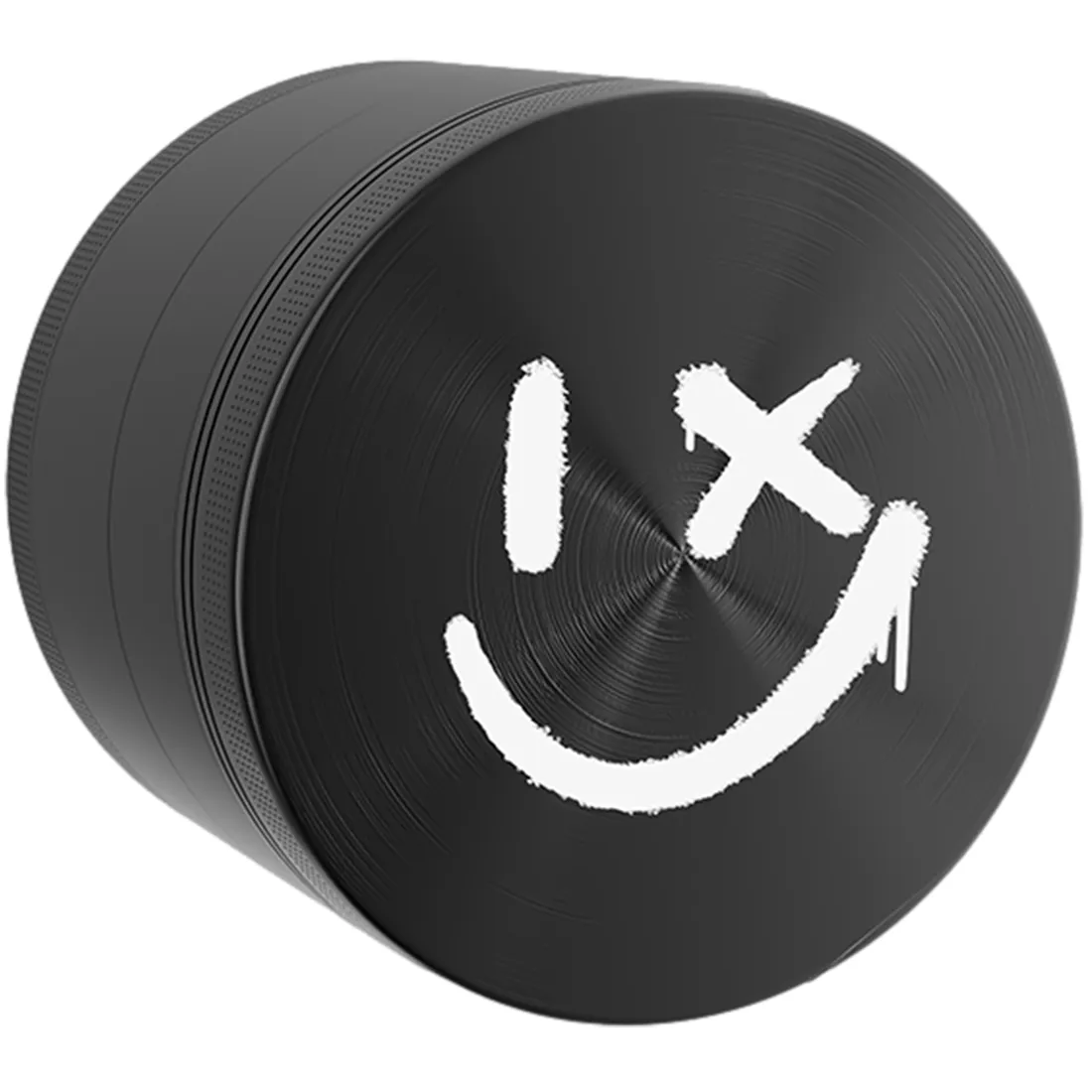 En sort smiley ansigt med en rund form pryder overfladen. Øjnene er cirkulære og placeret symmetrisk, mens munden er buet opad, hvilket giver et venligt udtryk. Den matte tekstur skaber en blød finish, og den samlede diameter er 63 mm. Baggrunden er neutral, hvilket fremhæver smileyens design.