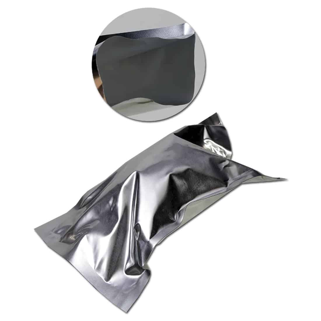 Strygeposer i transparent plast med mål på 150 x 250 mm. Poserne har en glat overflade uden mønstre og afsluttes med en heat seal, der skaber en tæt lukning. De er rektangulære i form og har en let bølget kant. Farven er klar, hvilket giver mulighed for at se indholdet.