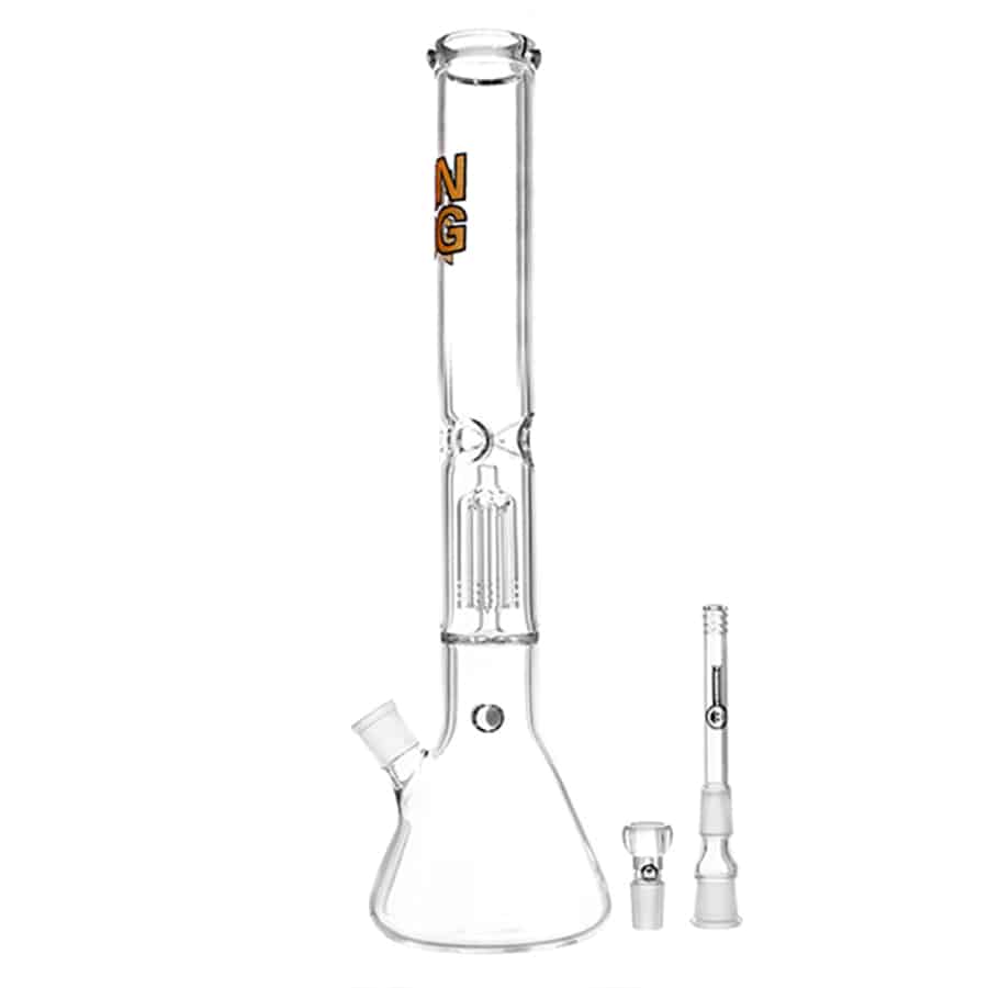 En gylden perkolator med en slank, cylindrisk form præget af en glat overflade. Den har en bred, stabil base og en fin, konisk top. Metaloverfladen reflekterer lys og skaber et skinnende udtryk. Der er små udskæringer og detaljer, som tilføjer tekstur, og en lang, buet tud, der strækker sig fra siden.