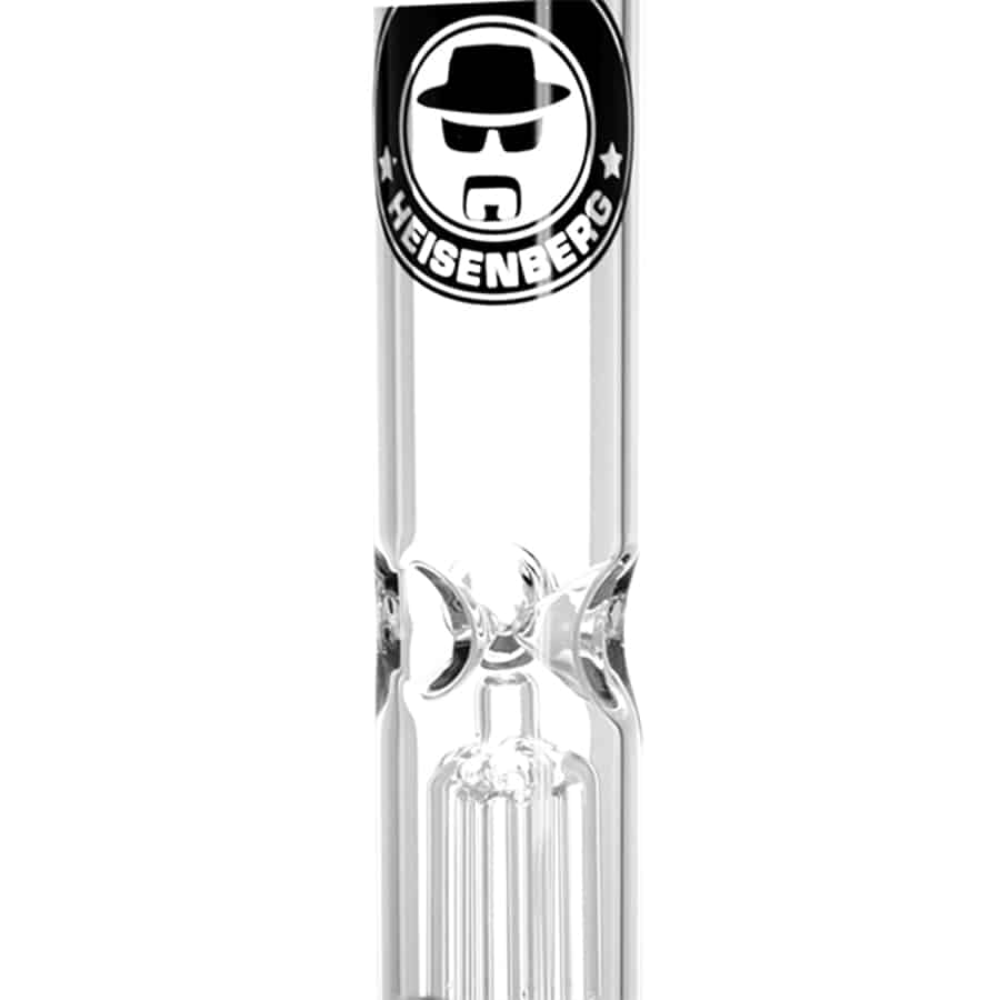 En perkolator i rustfrit stål pryder midten af beskrivelsen. Den har en glat, spejlblank overflade, der reflekterer lys. Formerne er afrundede med en let konisk top og en robust, buet håndtag. Låget har en lille, gennemskinnelig knap, der giver indblik til indholdet. Den sorte bund står i kontrast til den metaliske overflade.