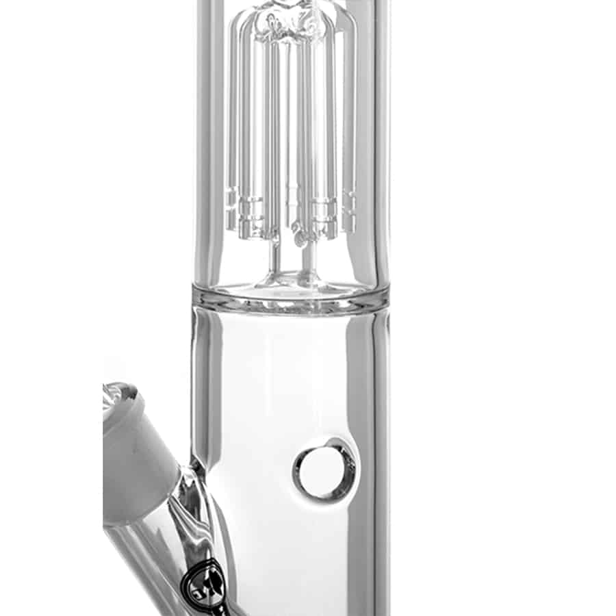 En glaspercolator med en højde på 50 cm præsenterer sig med en slank, cylindrisk form. Den klare glasstruktur afslører et indviklet mønster af rør og kamre indvendigt. Overfladen er glat og reflekterer lys, mens metalkomponenter i bunden tilføjer en kontrast med en børstet finish. Detaljer som knopper og samlinger er præcist udformet.