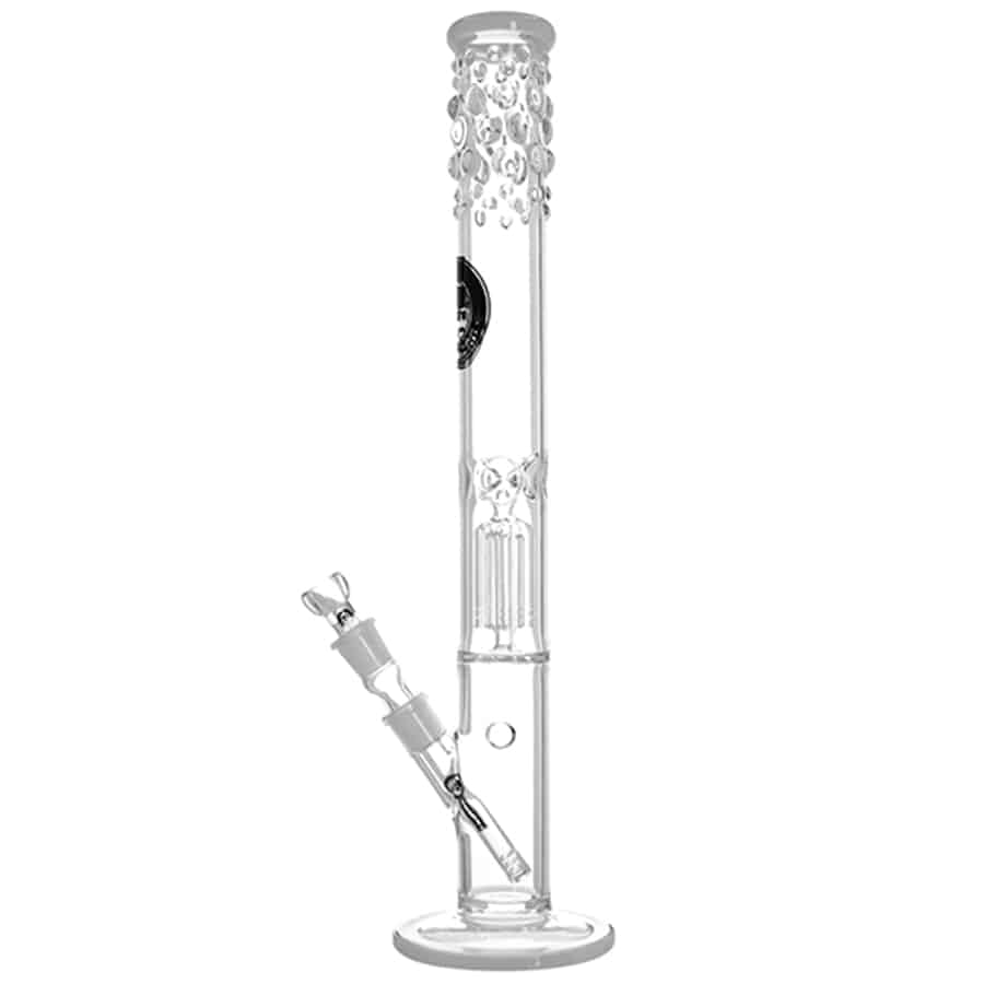 En perkolator i rustfrit stål præsenterer sig med en glansfuld overflade, der reflekterer lys. Den har en cylindrisk form med en rund bund og en skråtop med et håndtag i sort plast. Kanden har en perforeret metalplade, der skaber en illusion af bevægelse. Farven er primært sølv, med detaljer i sort, og den står på en hvid overflade.