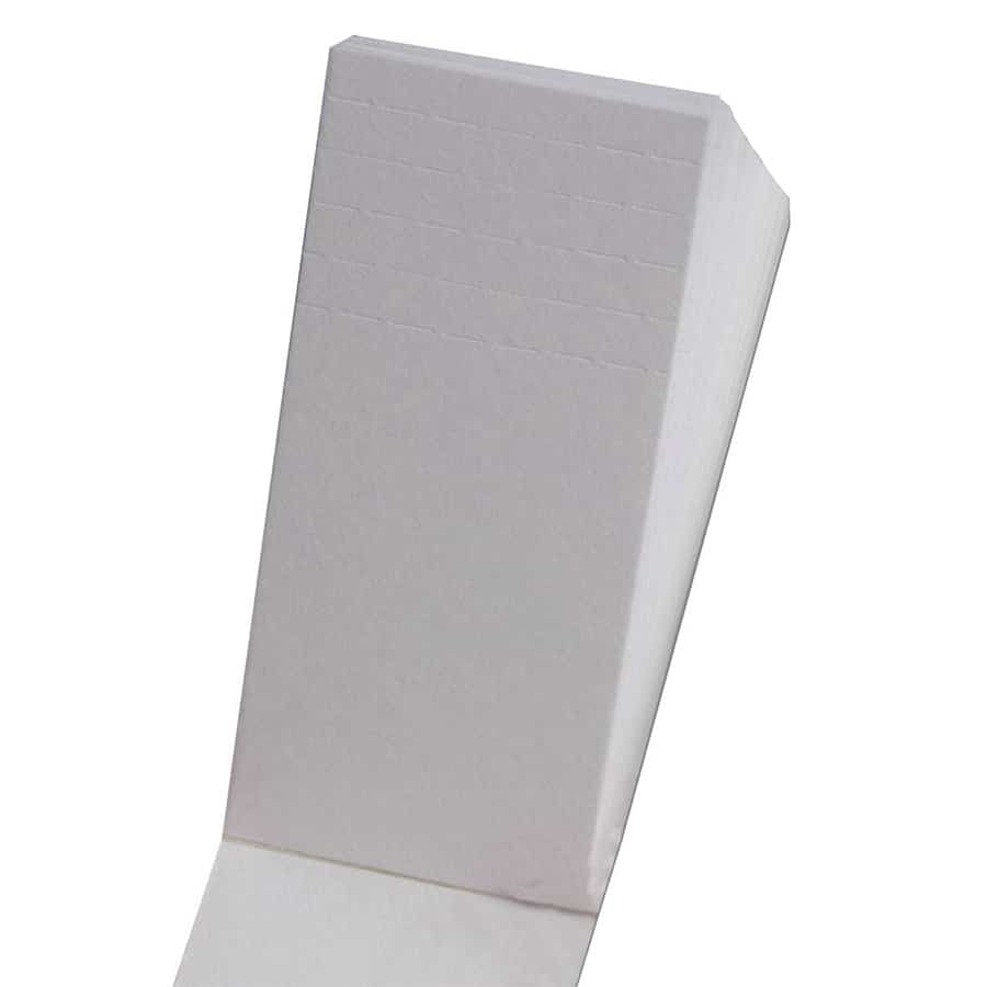 En række filtertips i forskellige nuancer af beige og brun findes på en hvid baggrund. Tipsene har en cylindrisk form med perforeringer, der skaber små huller i overfladen. Materialet fremstår glat og skinnende, og der er teksturerede sektioner, der adskiller de enkelte enheder. Hver enhed er ensartet i størrelse og form.