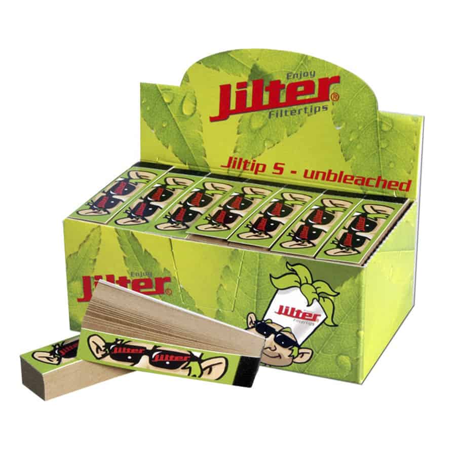 Jilter filtertips præsenteres i en pakke med en naturlig, ubleget papirfarve. Pakken har en mat overflade og indeholder en række cylindrisk formede tips, der er let gennemsigtige. Hver tip har en glat tekstur og er designet til at være gensidigt afsluttet. På emballagen vises tekst i sort, der angiver produktnavnet og specifikationer.