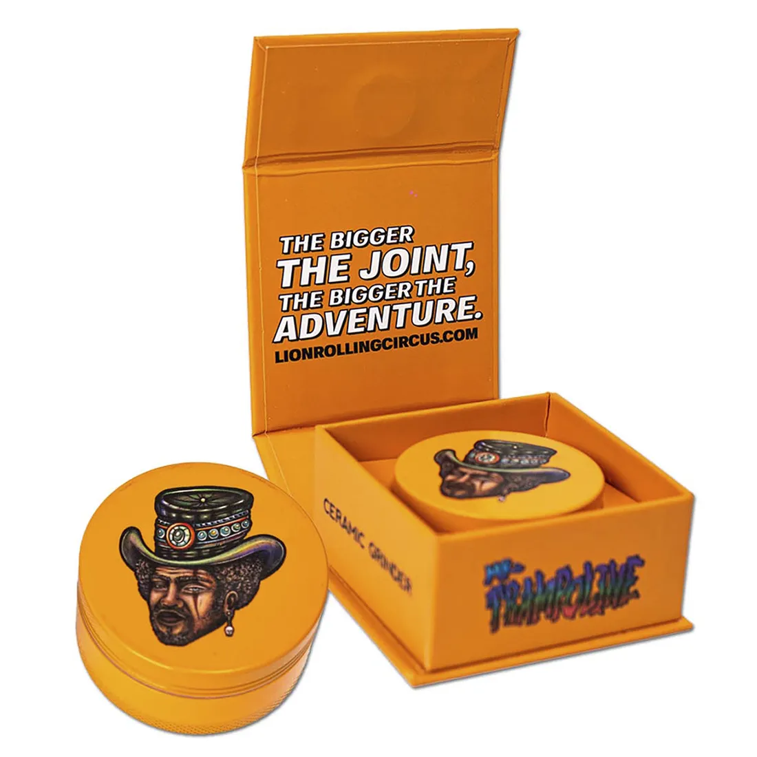 Keramisk kværn i en rund form med en diameter på 50 mm. Overfladen er glat og har en mat finish i nuancer af lysegrå og hvid. Kværnen har et centralt greb med en lille knop i toppen. Mønstret på siden viser en stiliseret løve, der tilføjer et dekorativt element til designet. Den er udstyret med en metalmekanisme, der er synlig under selve kværnen.