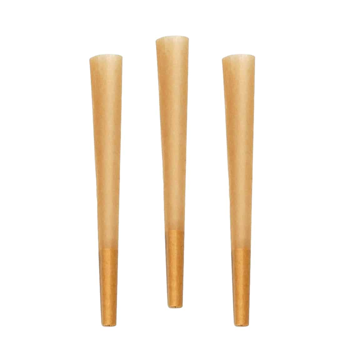 Tre løse brune kegler præsenteres i en naturlig, uregelmæssig form. Overfladen har en grov tekstur med synlige fibre og nuancer af brunt og beige, der giver et organisk udseende. Keglerne varierer i størrelse og placering, hvilket skaber en harmonisk komposition. Baggrunden er lys og neutral, hvilket fremhæver keglernes farver og former.