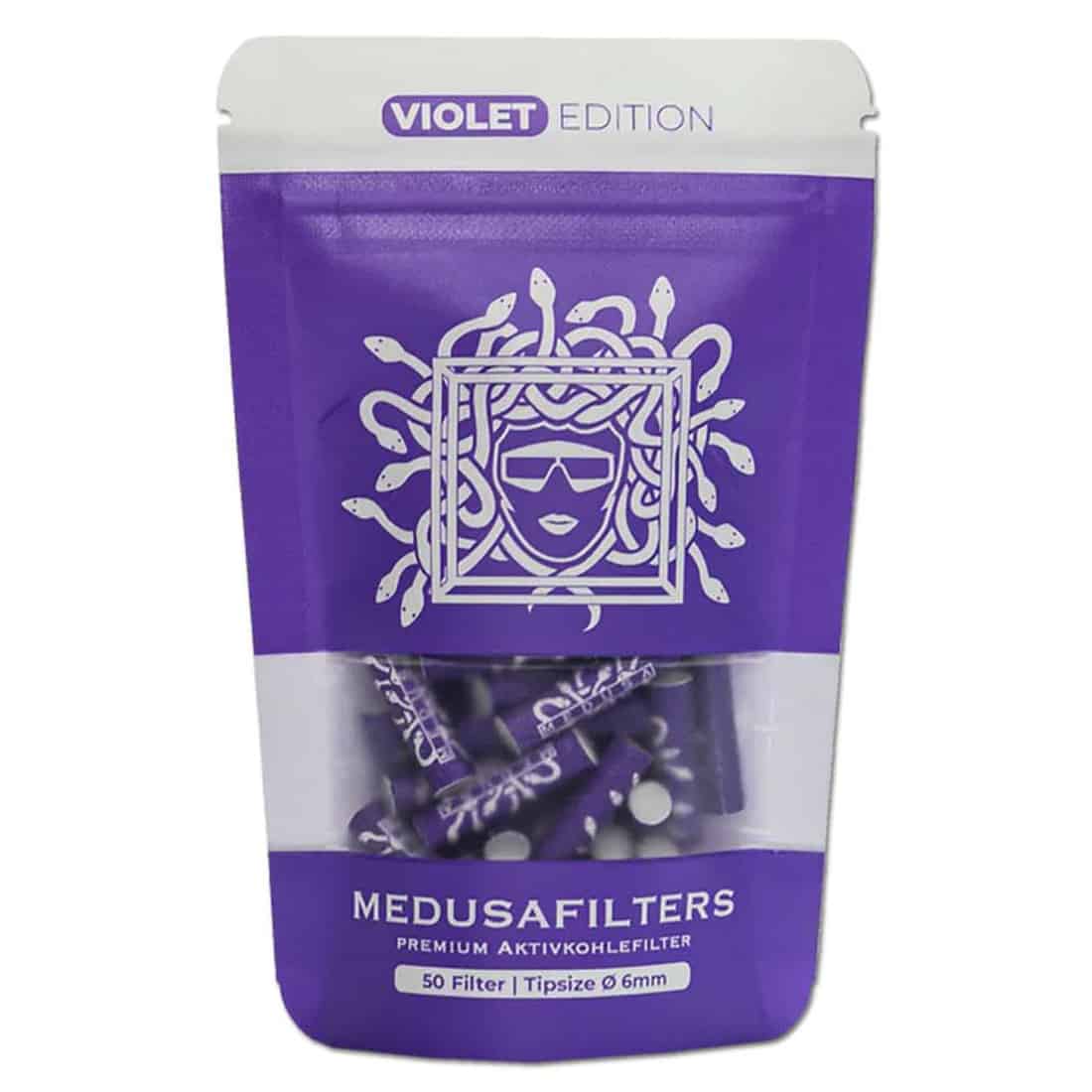 Aktivkulfiltertips i en lilla udgave, præsenteret i en pakke med 50 styk. Filtertipsene har en glat overflade og en cylindrisk form. Den lilla farve er ensartet og giver et moderne udtryk. Pakken har en simpel, men stilfuld design med tydelig tekst, der angiver produktets navn og antal. Mønsteret er minimalistisk og funktionelt.
