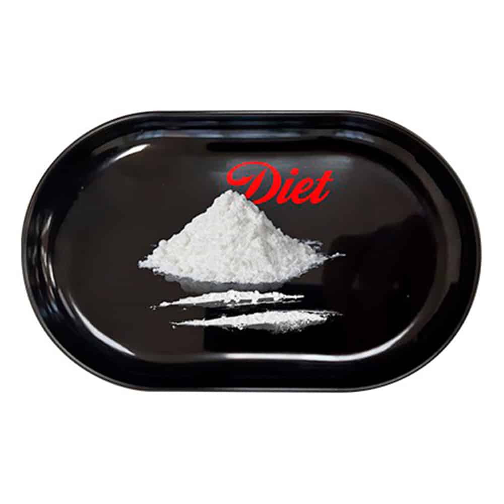 En rektangulær metalbakke præsenterer sig med en glat, skinnende overflade i en sølvfarvet tone. Bakken måler 130 x 80 mm og har en let hævet kant, hvilket giver en præcis afgrænsning. Overfladen er ensartet uden synlige mønstre, og lysrefleksioner skaber en elegant glans. Kanterne er afrundede, hvilket tilføjer bløde linjer til designet.