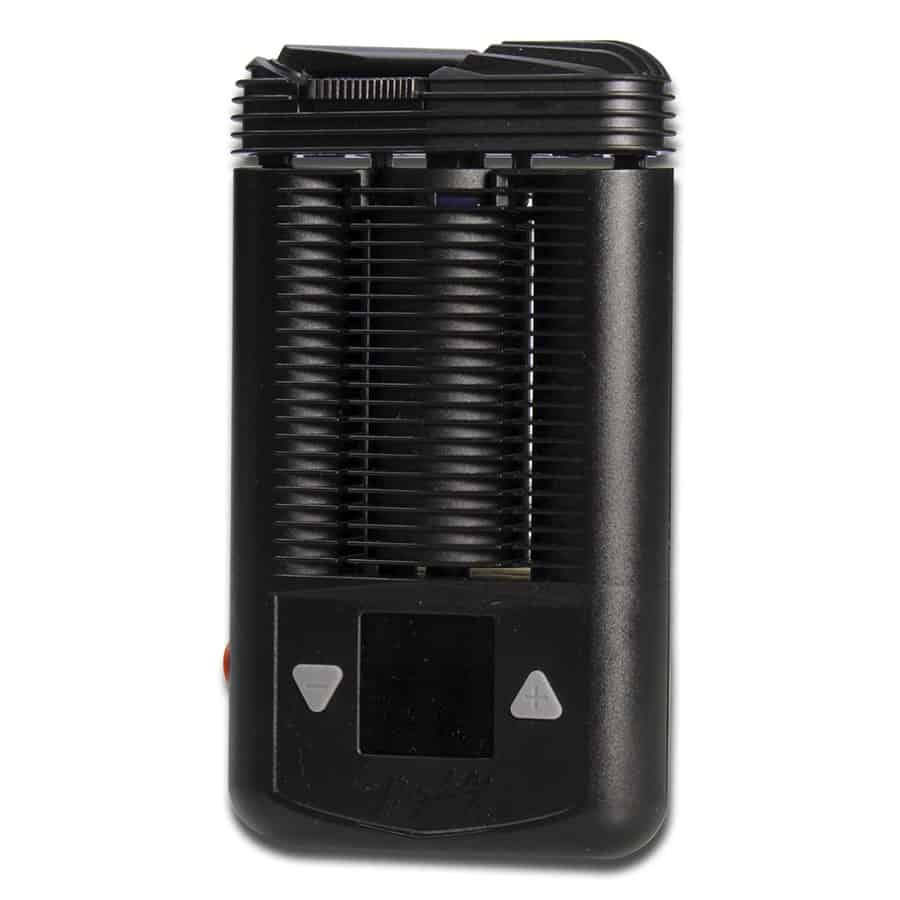 Mighty vaporizer har en rektangulær form med afrundede kanter. Overfladen er dækket af en mat, grå plastik, der giver et moderne udtryk. En stor, digital skærm viser temperatur og batteristatus. Knapperne er placeret på siden og er tydeligt markeret. En metalrist dækker luftindtaget, mens en blæsergrill er synlig på bagsiden. Den samlede struktur udstråler robusthed og funktionalitet.