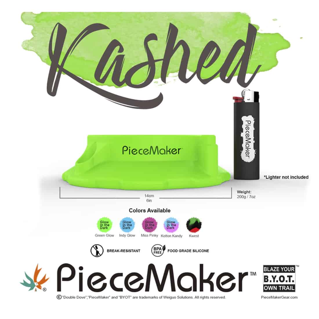 Kashé-trayen præsenterer en rund form med en glat, mat overflade i en dyb, mørk farve. Kanten er let hævet og har en subtil, buet profil. Materialet fremstår som keramik, hvilket giver en elegant tekstur. Trayen er placeret på en lys overflade, der fremhæver dens enkle, men stilfulde design.