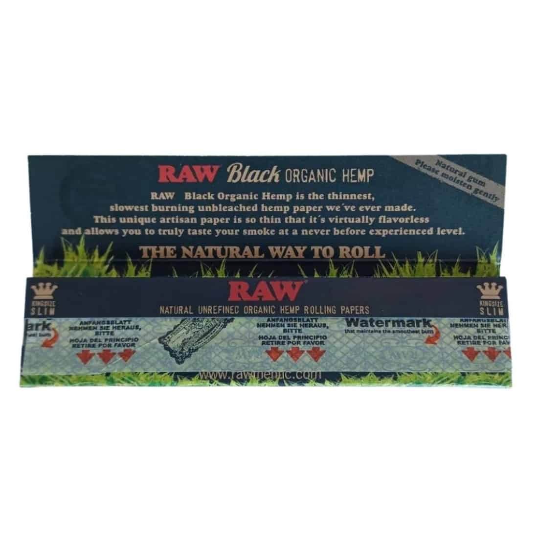 En pakke med sort, organisk hamp papir i king size slim-format. Papiret er glat med en let gennemsigtig kvalitet. Forsiden prydes af hvid tekst, der angiver produktets egenskaber og oprindelse. Kanten er let bølget, og pakningen har en minimalistisk stil uden overflødige dekorationer, hvilket fremhæver det naturlige og bæredygtige aspekt af materialet.