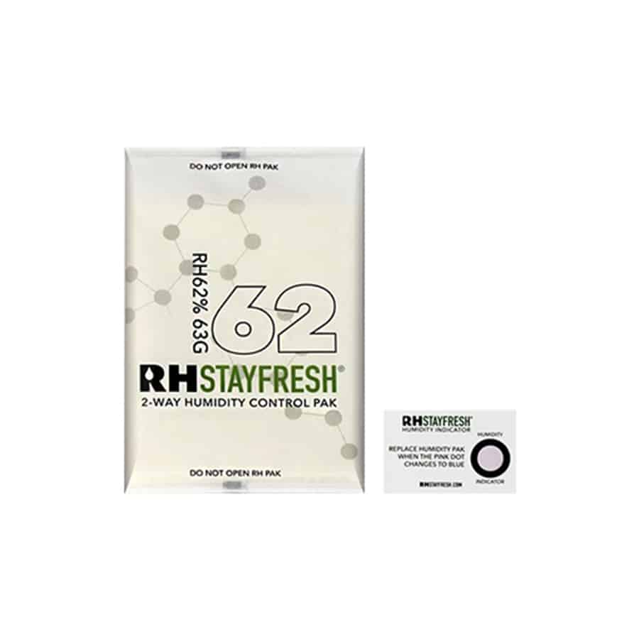 En gennemsigtig pose præsenterer et gult pulver, der fylder det meste af posens indhold. Posen er lukket med en sort, gennemsigtig zip-lukning. Øverst ses en sort tekst med hvide skrifttyper, der angiver produktnavn og vægt. Baggrunden er hvid, hvilket skaber kontrast til posens farver. Teksturen på posen er glat, og materialet virker plastisk.