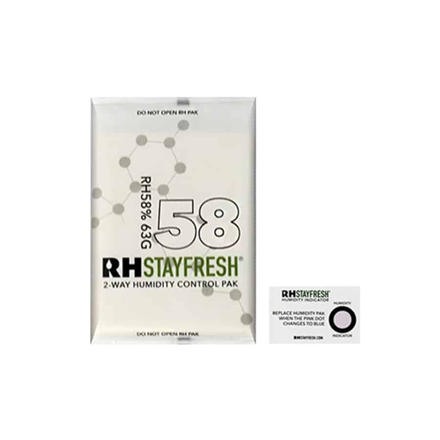 En gennemsigtig plastikpose med en glat overflade prydet med et farverigt mønster af frugter som æbler, bananer og bær. Posen har en lukket top og en tydelig, sort tekst, der angiver produktets navn samt en beskrivelse. Farverne er lyse og indbydende, hvilket tiltrækker opmærksomhed. Mønsteret er jævnt fordelt over posens overflade.