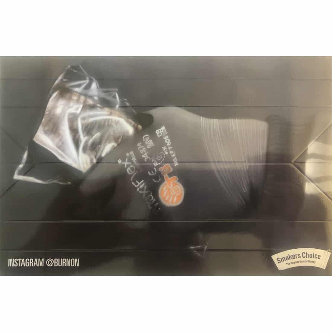 En rektangulær mixerbakke i mat sort metal præsenterer sig med en glat overflade. I midten findes en integreret pusher i samme materiale, der har en let buet form. Kanten er let hævet, hvilket giver en præcis afgrænsning. Overfladen har en subtil struktur, der tilføjer en diskret taktil følelse. Målene fremstår kompakte og funktionelle.