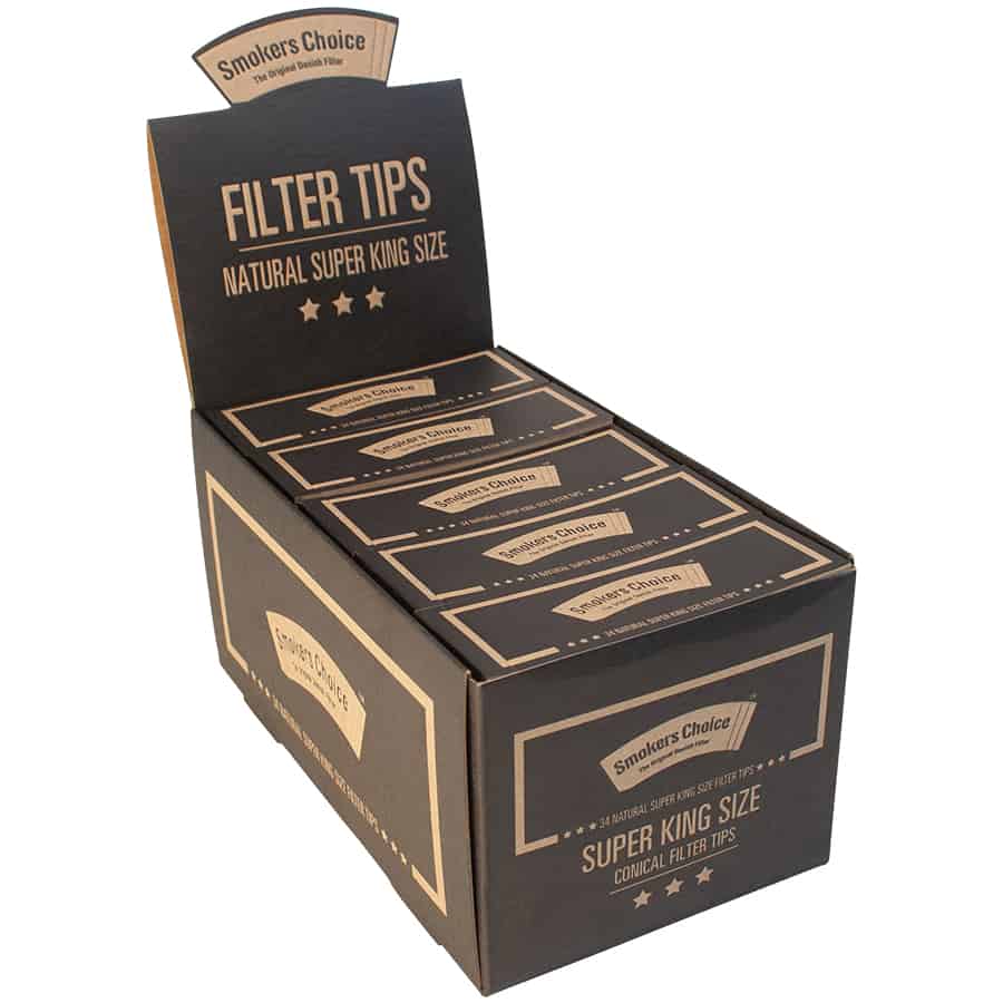 Displaykasse med flere pakker Smokers Choice - Natural Super King Size Filtertips i sort og brun emballage med hvid tekst og stjerne-accenter.