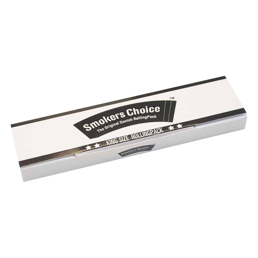 En hvid, rektangulær pakke med en glat overflade, prydet af en sort og sølvfarvet logo med tekst. Foran er der en åbningsflap, som afslører indholdet, der fremstår i en standard king size. Pakken har en mat finish, og hjørnerne er let afrundede. Bunden viser små detaljer i en diskret, trykt tekst.