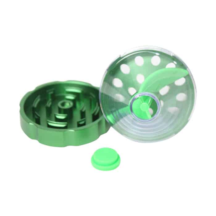 En grøn, aluminiumkegleformet kværn præsenterer sig med en glat overflade og en skinnende finish. Den har en rund, bred base, der smalner ind mod spidsen. Kværnen er udstyret med en sort gummiring, der sikrer et godt greb. Det indvendige slibemekanisme er synlig gennem åbninger, hvilket afslører skarpe tænder til effektiv kværning.