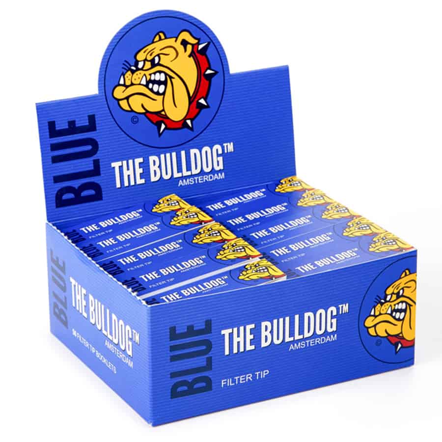 En rektangulær boks i blå farve med en mat overflade prydet med hvidt teksttryk. Boksen har afrundede kanter og en let skråning ved låget, som er delvist åbent. Indvendigt ses en række filtre, der er ensartet placeret, og de har en glat tekstur. På forsiden er der et logo og tekst i kontrastfarve, hvilket giver et visuelt fokus.