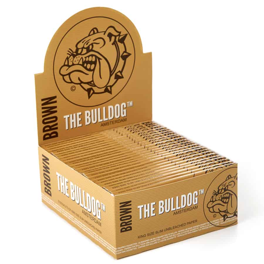 Brun papkasse med en glat, mat overflade prydet med hvid og sort tekst. Kassen har en rektangulær form og er forsynet med en åbningsflap i toppen. Teksten omfatter produktinformation og logo, der er centralt placeret. Kanten er skarp, og bunden er flad, hvilket giver stabilitet. Kassen er designet til opbevaring af slim papir.